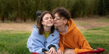 How Parents Can Handle Teen Love: A Complete Guide to Understanding, Trust, and Healthy Communication